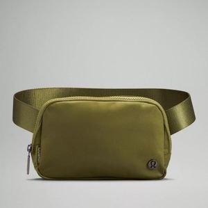 New lululemon everywhere belt bag